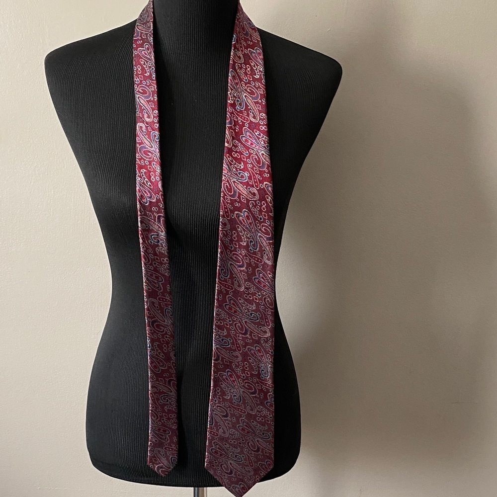 Strathmore by Richman Vintage Paisley Silk Tie Red Blue Gray